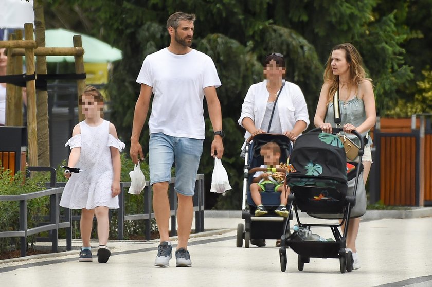 Joanna Koroniewska i Maciej Dowbor z córkami w zoo