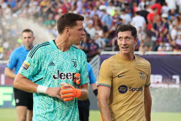 Piłkarz FC Barcelona Robert Lewandowski (P) i bramkarz Juventusu Turyn Wojciech Szczęsny (L) podczas towarzyskiego meczu w Dallas