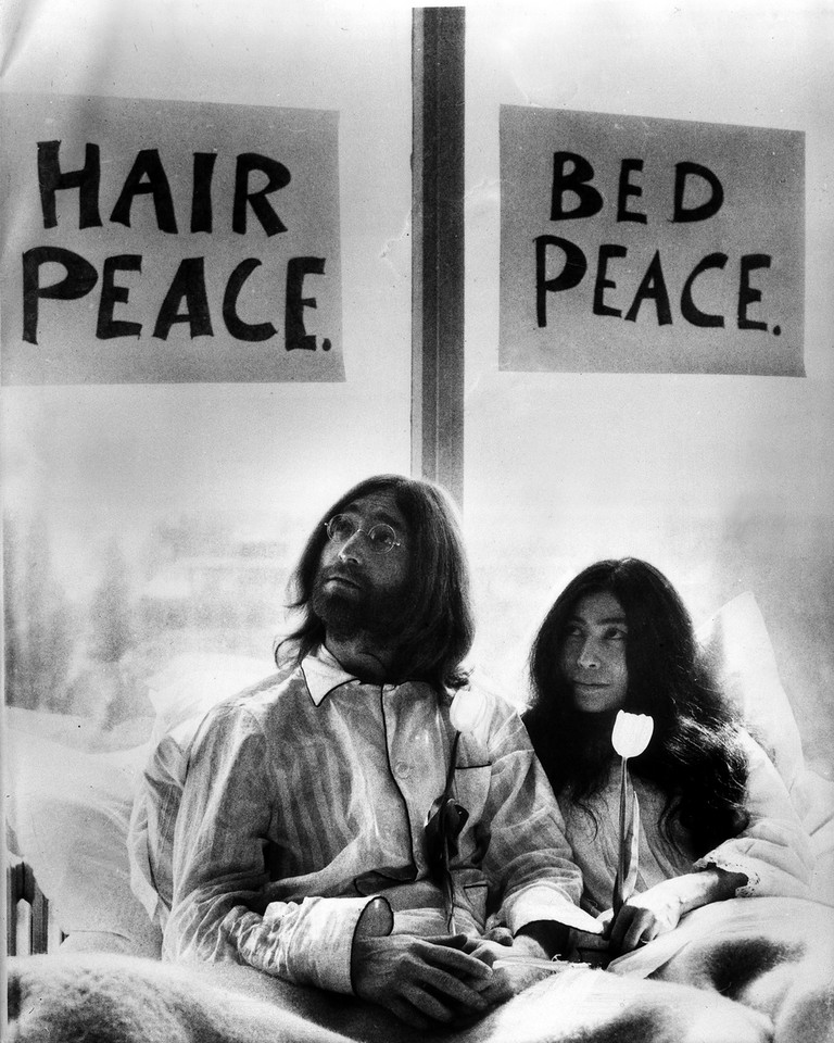 John Lennon i Yoko Ono w 1968 roku. Zdjęcie zostało wykonane w hotelu Hilton w Amsterdamie. Para ogłosiła wówczas, że spodziewa się dziecka (fot. Bulls Press)