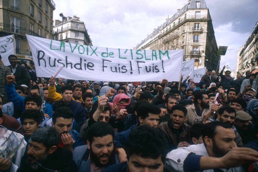 Demonstracje przeciwko Rushdiemu w Paryżu