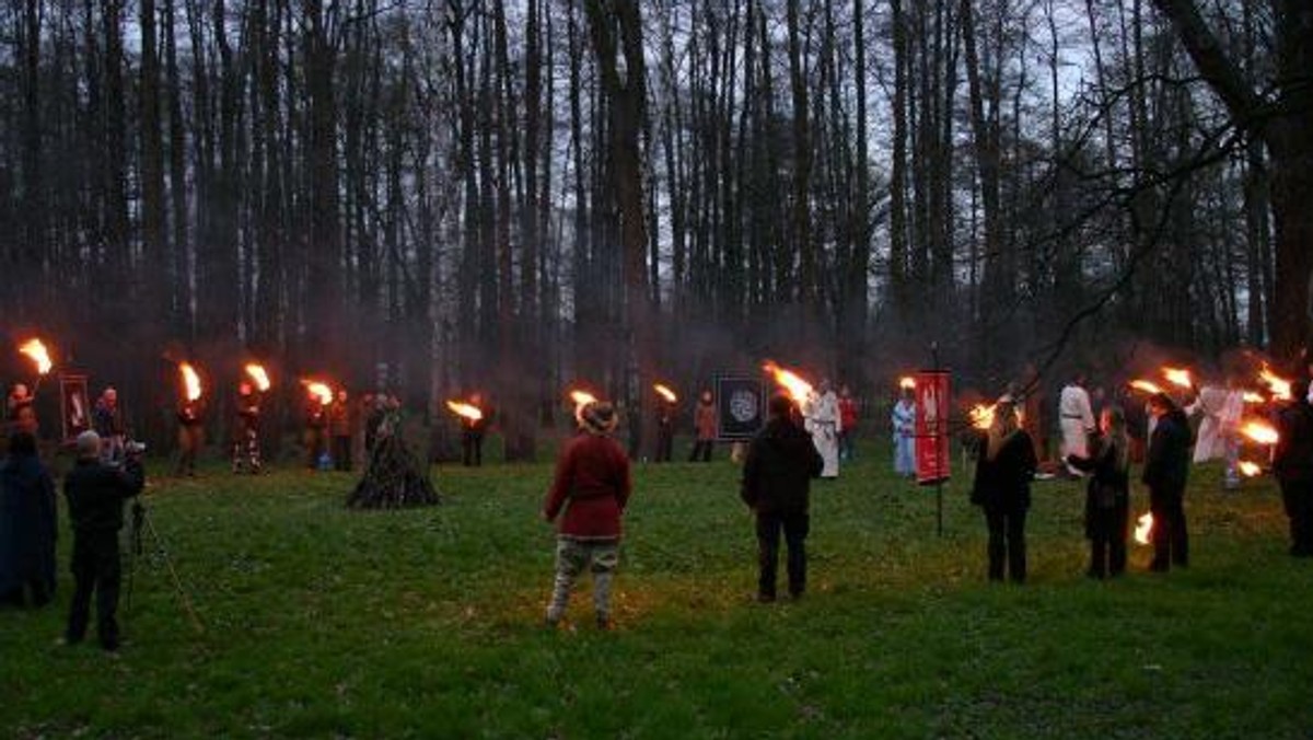 "Słowiański lud" obchodzi właśnie Jare Gody, czyli święto budzącego się życia. Wiąże się ono z równonocą wiosenną. - To poważna sprawa - mówi Onet.pl Piotr Wojnar z Zachodniosłowiańskiego Związku Wyznaniowego "Słowiańska Wiara". Zdradza także, że ruch będzie chciał wprowadzić do polskich szkół religię prasłowiańską.