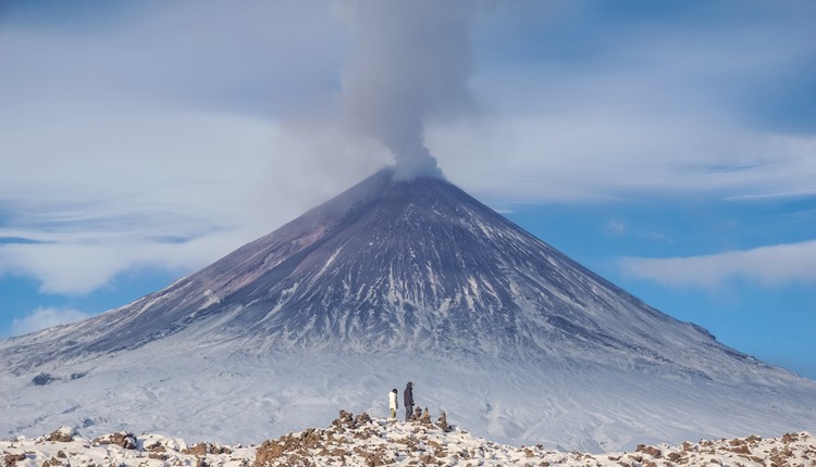 Trzęsienie ziemi spowodowało wybuch wulkanu. Erupcja trwa