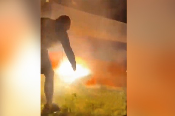 "ODVRATNI ČIN" Huligani skinuli i zapalili zastavu RS, skrnavljenje osudili Cvijanović i Stevandić (VIDEO)