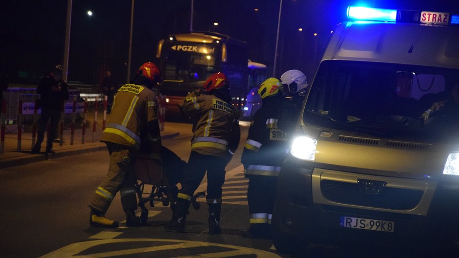 Ewakuacja mieszkańców jednego z bloków w Jaśle.