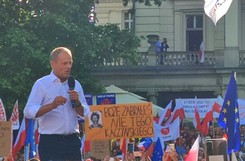 Morawiecki skomentował to, co widać na zdjęciu z wiecu Tuska. 'Łajdactwo!'