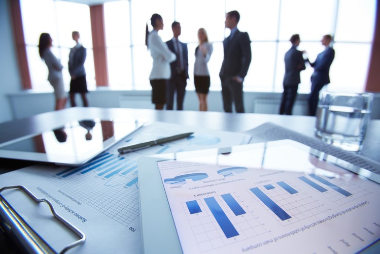 <b>Bądź otwarty, transparentny i uczciwy</b>
<br>
<br>
Firmy nie powinny zezwalać na małostkowe działania pracowników, takie jak wzajemne oczernianie się. W każdej firmie trafiają się jednak osoby, które są nośnikami takich zachowań. Jak twierdzi ekspert GoWork.pl, to czy niesubordynowani pracownicy zmienią swoją postawę, zależy w dużej mierze od ich kolegów z pracy. Nie reagujmy i nie angażujmy się w niechciane potyczki i rozgrywki. Zachowujmy się tak, jak chcielibyśmy by robili to inni. Jeżeli chcemy, by komunikacja w firmie była oparta na szczerości, sami mówmy otwarcie, jakie rozwiązania uważamy za najlepsze.