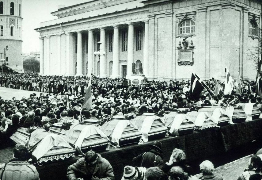 Ceremonia pochówku ofiar wydarzeń z 13 stycznia 1991 roku w Wilnie.