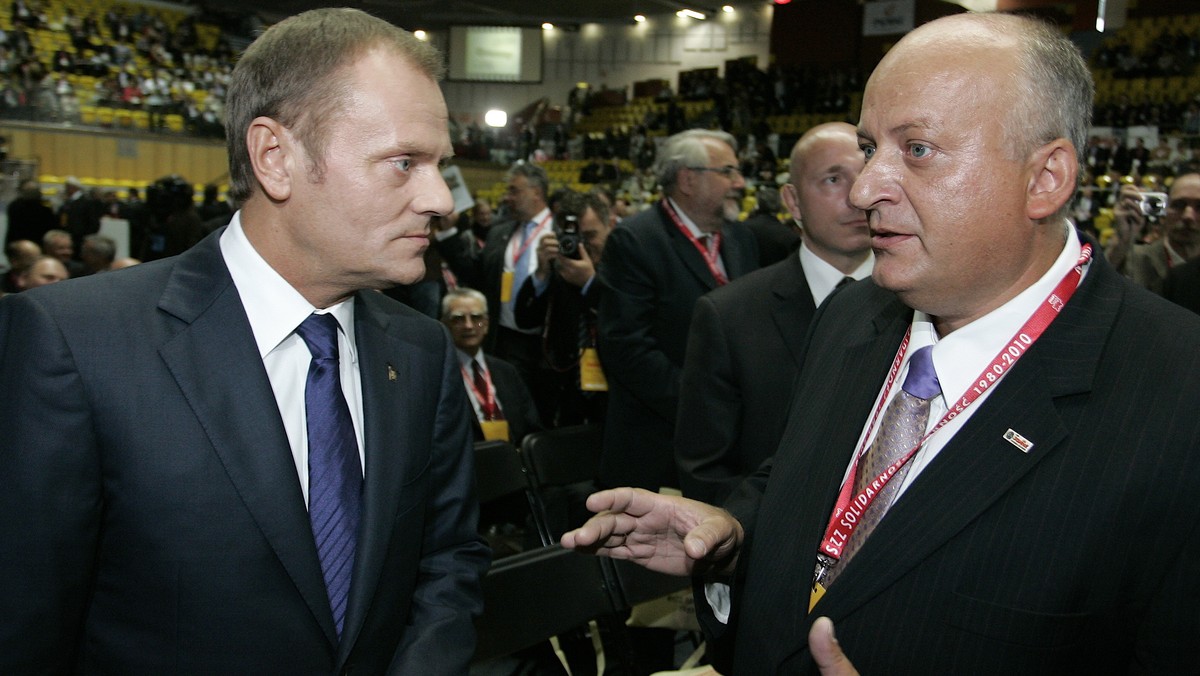 Kiedy na uroczystościach w Gdyni premier Donald Tusk wchodził na podium, aby wygłosić swoje przemówienie na cześć 30. rocznicy sierpniowych porozumień, został wygwizdany. W pierwszych słowach premier powiedział, że spodziewał się tego typu reakcji. Jednak mimo to chciał "od serca powiedzieć to co stało się z nami przez te 30 lat".