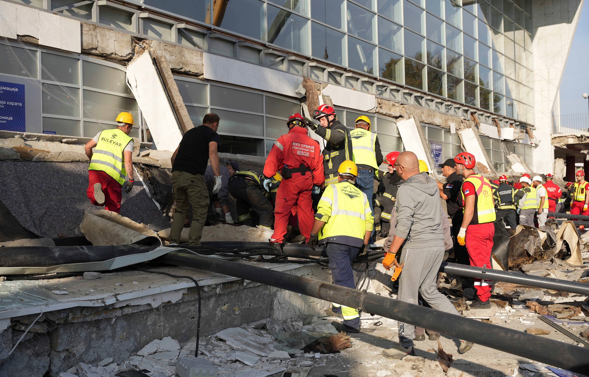 Najmenej 11 ľudí zahynulo v piatok 1. októbra pri zrútení časti strechy železničnej stanice v srbskom meste Nový Sad.