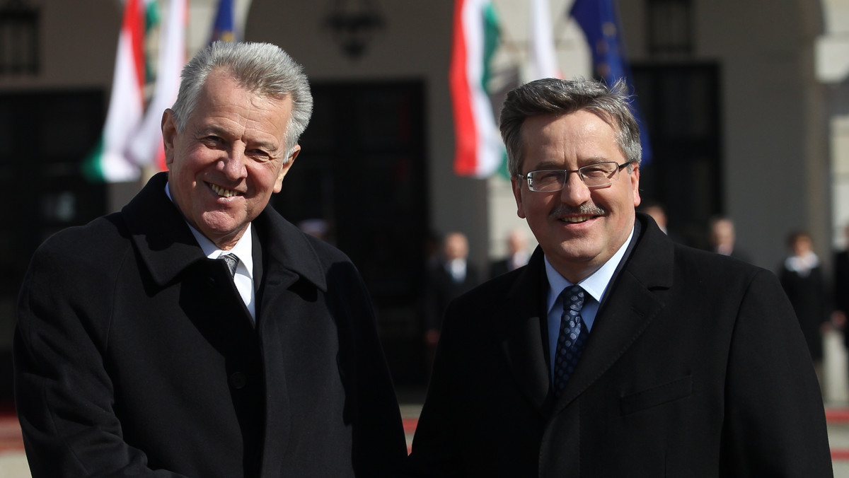 Od uroczystego powitania na dziedzińcu Pałacu Prezydenckiego rozpoczęło się we wtorek w południe spotkanie prezydentów Polski i Węgier: Bronisława Komorowskiego i Pala Schmitta.