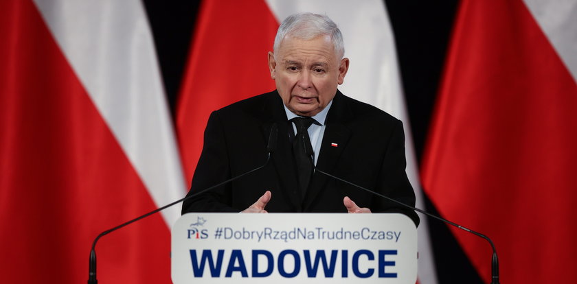 Jarosław Kaczyński wywołał prawdziwe tornado słowami o "dawaniu w szyję". Teraz się tłumaczy