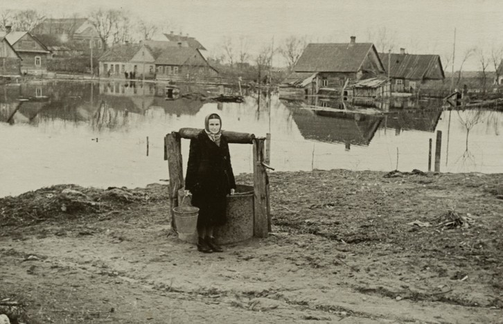 Łunna, powódź w miasteczku, przy studni Jadwiga Dorosz (mama Heleny Hańko)
