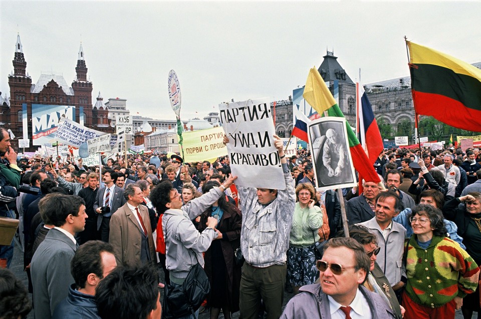  "Precz z KGB", "Ręce precz od Litwy", "Jedzenie nie jest luksusem" – takie hasła widniały na plakatach demonstracji przeciwników Gorbaczowa i KPZR.