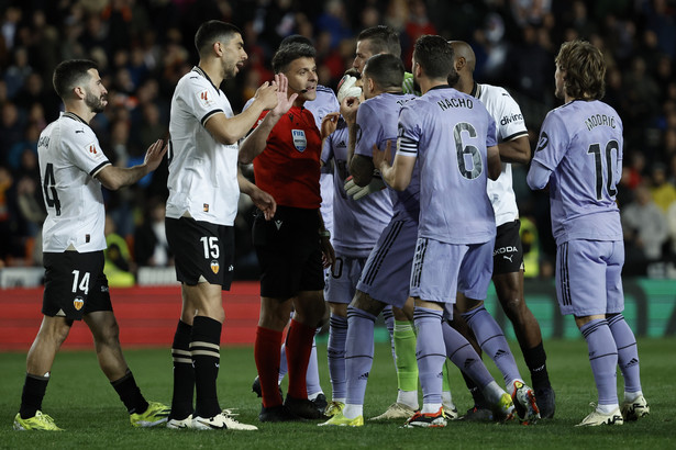 Protesty piłkarzy Realu Madryt po decyzji sędziego. Jesus Gil Manzano nie uznał gola dla "Królewskich"
