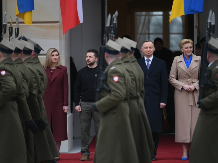 Ołena i Wołodymyr Zełency oraz Andrzej Duda i Agata Kornhauser-Duda na dziedzińcu Pałacu Prezydenckiego