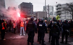 Niepokojące doniesienia z Francji. Policja stosuje wobec demonstrantów...