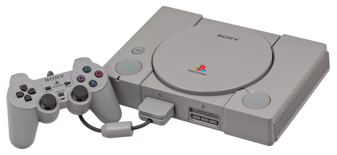 <b>Sony Playstation (1995)</b>
<br><br>
Niektórzy dzielą rynek konsol na epokę przed i po pojawieniu się Playstation. Rzeczywiście konsola Sony zrewolucjonizowała branżę elektronicznej rozrywki, o czym świadczy ponad 100 milionów sprzedanych egzemplarzy. Wygodny kontroler, świetna (jak na tamte czasy) grafika i mnóstwo gier, a wśród nich kultowe Gran Turismo (ponad 10 mln sprzedanych egzemplarzy!).
<br><br>
(fot. Wikimedia Commons, Evan-Amos)