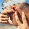 Surfersko uho nastaje kao odbrambena reakcija uha na učestalo izlaganje hladnoj vodi i vetru