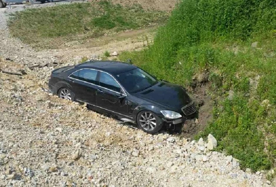 Kustin "mercedes" sleteo sa krivine na obilaznici oko Ljiga