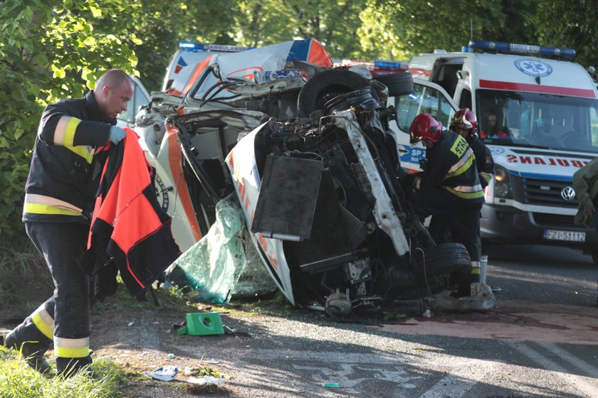 Straszna śmierć strażaka. Pozostałe osoby z karetki miały więcej szczęścia