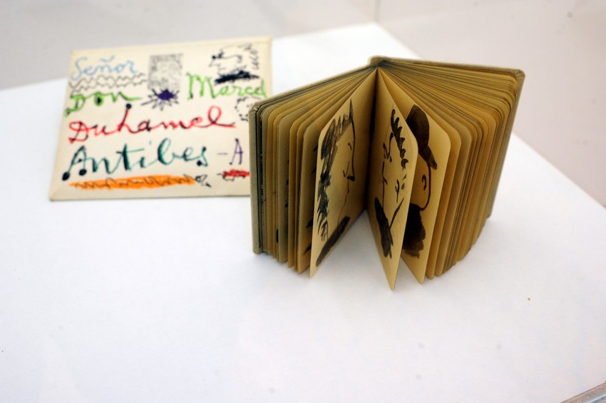 Izloženo i šest plakata, tri litografije, tri tanjira i skicenblok