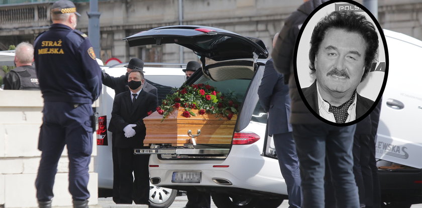 Pogrzeb Krzysztofa Krawczyka.Tłum chciał dotknąć trumny. Straż pilnowała karawanu