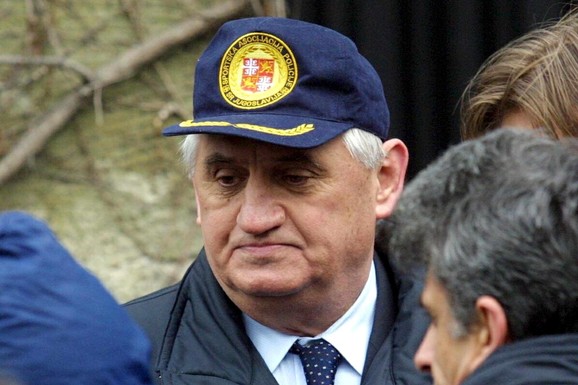 BIVŠI MINISTAR SE UBIO ISPRED SKUPŠTINE SRBIJE Vlajko Stojiljković pucao sebi u slepoočnicu pre tačno 24 godine, ostavio tri koverte