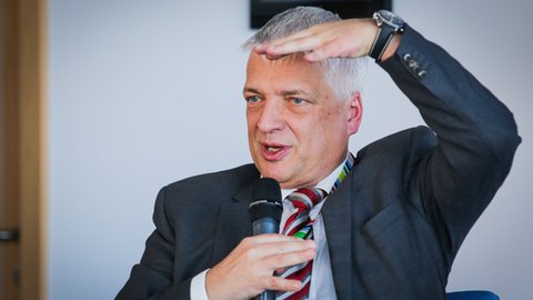 - Narastającej luki w systemie emerytalnym nie da się już w prosty sposób załatać. Ponieważ nie ma woli politycznej, aby podnieść wiek emerytalny i na zwiększenie dzietności też nie ma co liczyć - emerytury będą coraz niższe - mówi w rozmowie z Business Insider Polska Robert Gwiazdowski.