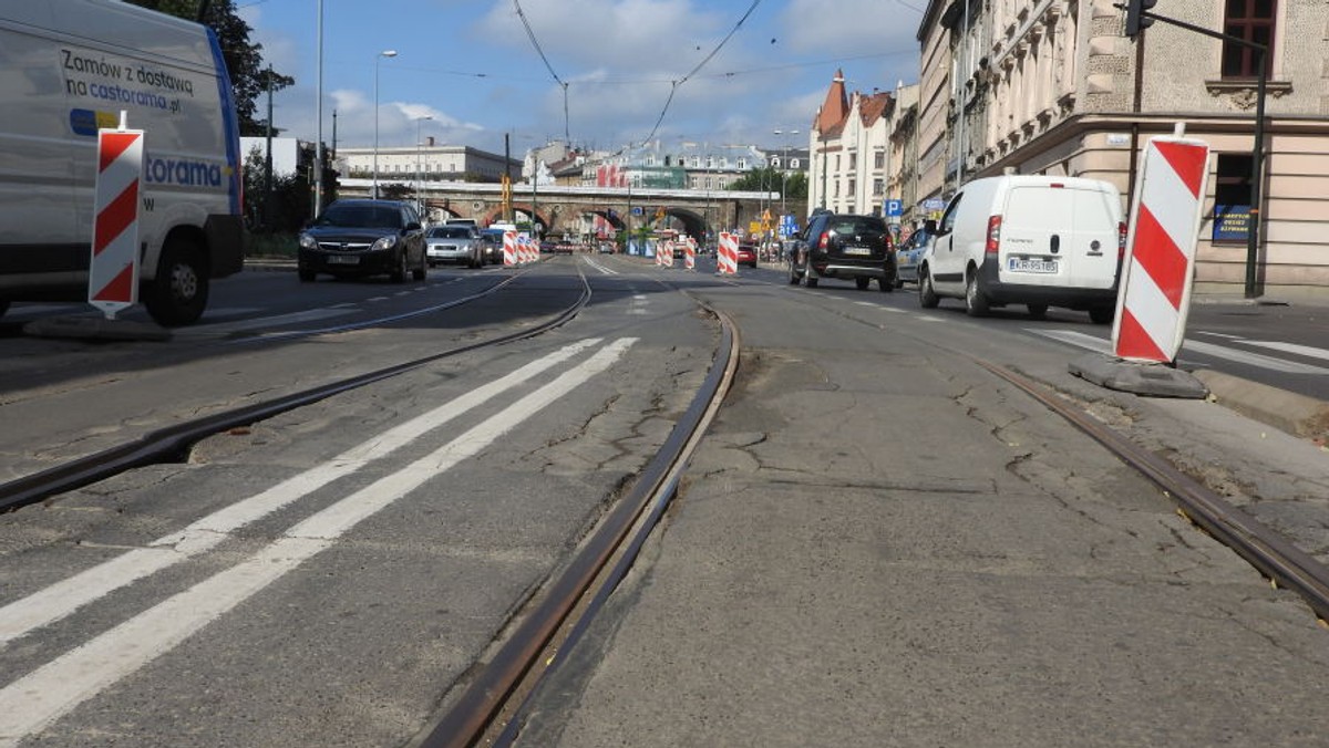 Od soboty przywrócony zostanie ruch tramwajów na ul. Grzegórzeckiej. Nadal wyłączony będzie ruch tramwajowy na ul. Basztowej, Dunajewskiego, Długiej i Kamiennej oraz na odcinku kopiec Wandy – Pleszów.