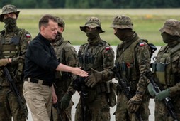 Minister obrony Mariusz Błaszczak podczas odprawy z żołnierzami na wschodniej granicy