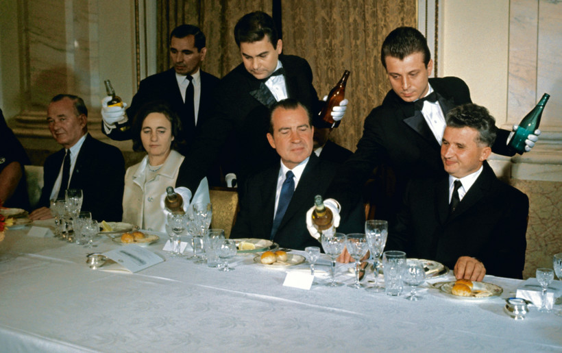Prezydent USA Richard Nixon podczas wizyty w Rumunii w 1969 r. Siedzi między Eleną i Nicolae Ceauescu