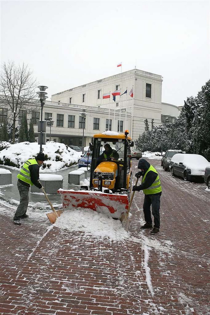 Wywieźli śnieg! Ale tylko posłom