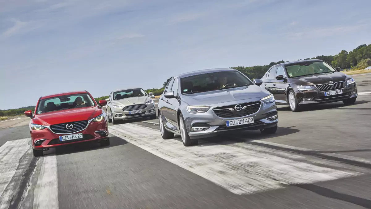 Nowy Opel Insignia kontra Ford Mondeo, Mazda 6 i Skoda Superb - kto wyprzedzi Opla?