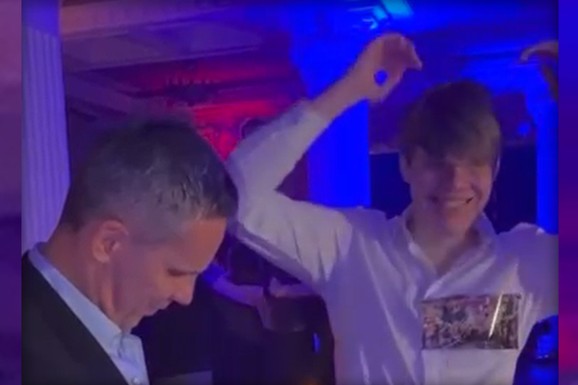 (Video) OTAC MU STAVLJA ROLEKS NA RUKU, A ON SE DRŽI ZA GLAVU Sin Danijele Karić dobio luksuzan poklon, pa se popeo na stolicu: Ovo su detalji sa gala proslave Filipovog 18. rođendana