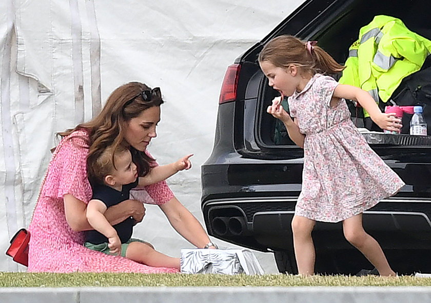 Księżna Kate z księciem Louisem i księżniczką Charlotte