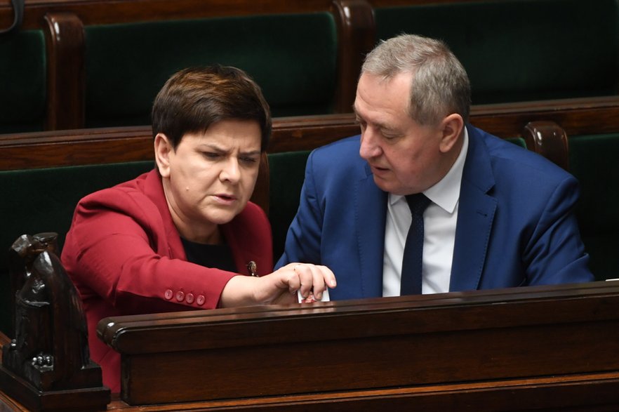 Ówczesna premier Beata Szydło oraz przewodniczący Henryk Kowalczyk na sali sejmowej, 11 października 2017 r.