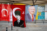 Wnętrze namiotu wyborczego opozycji w Kadıköy. Zdjęcia Kemala Kılıçdaroğlu często pojawiają się obok fotografii ojca założyciela Republiki Mustafy Kemala -  Atatürka