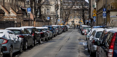 Strefa płatnego parkowania w Krakowie. Koniec z darmowymi abonamentami postojowymi dla uchodźców