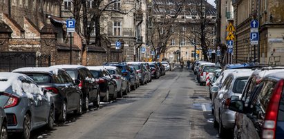 Strefa płatnego parkowania w Krakowie. Koniec z darmowymi abonamentami postojowymi dla uchodźców