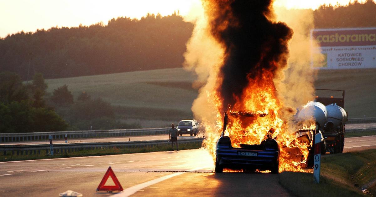 Pożary aut - bezpieczniejsze elektryczne czy spalinowe?