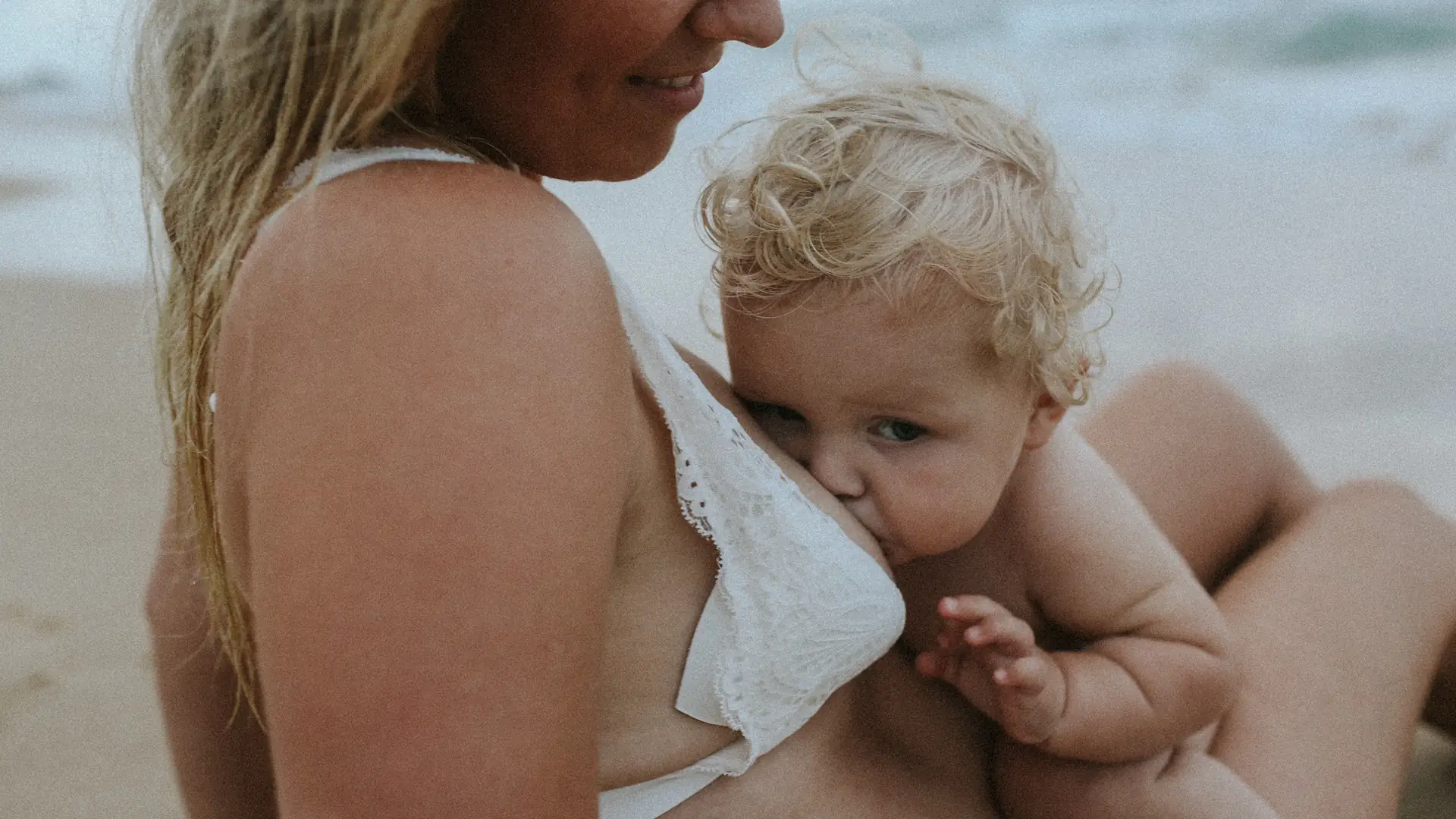 Karmiące mamy pozują topless podczas pełni księżyca