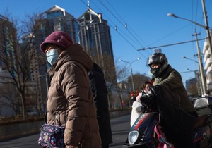 Ovi stanovnici Pekinga preduzimaju mere predostrožnosti nakon povećanja prijavljenih slučajeva HMPV-a | Foto: EPA