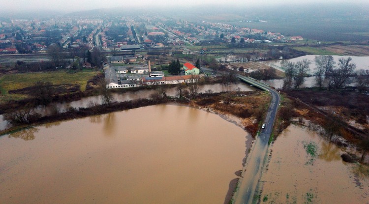 A Sajó folyó áradása miatt lezárt út Putnok és Sajóvelezd között 2019. november 14-én