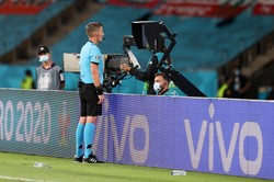 Na Euro mniej kartek, więcej karnych. Powód: VAR