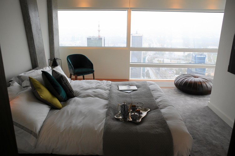 Na parterze budynku znajduje się obszerna (88 m2, 188 oddzielnych przedziałów, każdy na 70 butelek) piwnica, przeznaczona do przechowywania kolekcji win rezydentów. Na zdjęciu: Złota 44 , wnętrza w apartamentowcu Libenskinda (6)