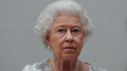 Betelt a pohár: ezzel büntetheti Harryt a csalódott II. Erzsébet királynő