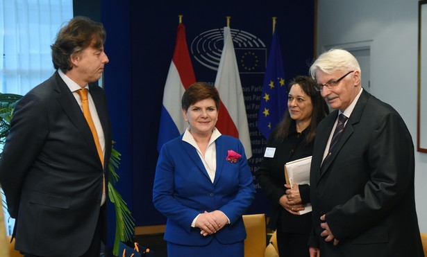 Premier Beata Szydło i minister spraw zagranicznych Witold Waszczykowski na spotkaniu z ministrem spraw zagranicznych Holandii Bertem Koendersem