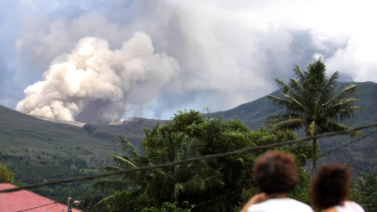 Indonezyjski wulkan Mount Lokon w północnej części wyspy Celebes, po serii erupcji od czwartku, wybuchł w niedzielę rano ze zdwojoną siłą. Kłęby dymu i popiołów osiągnęły wysokość 3,5 tys m.