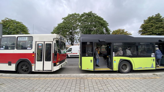 Autobus Jelcz M-11 i tramwaj typu 6ZGTW "Helmut" wożą pasażerów w Gorzowie