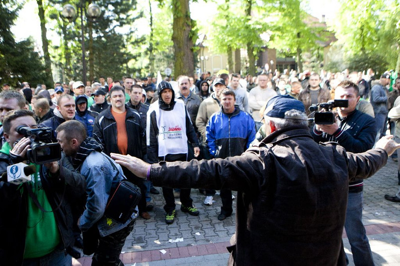 Manifestacja związkowców pod siedzibą KGHM w Lublinie. Poseł i szef ZZPPM Ryszard Zbrzyzny podczas pikiety przed siedzibą KGHM